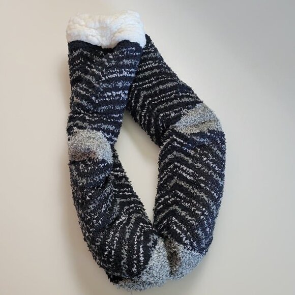 NEW Cuddl Duds sz 4-10 women's Faux Sherpa Lined Lounge Socks black gray NWT - Picture 4 of 4